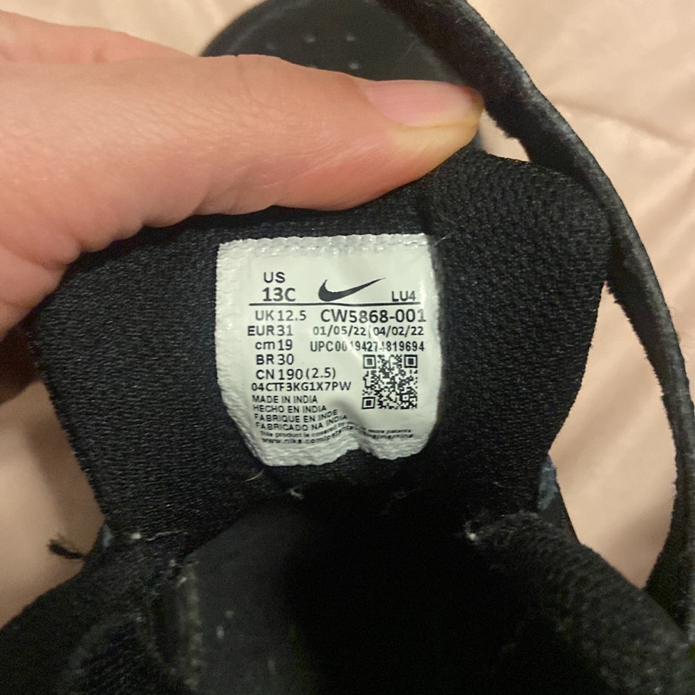 Nike toddler black sneakers sizes 13 - Picture 5 of 5